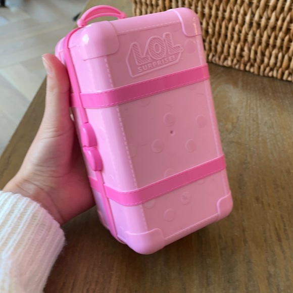 L.O.L doll suitcase doll - Picture 1 of 8